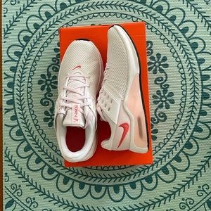 Nike women’s size 8.5 Air Max Bella TR 4